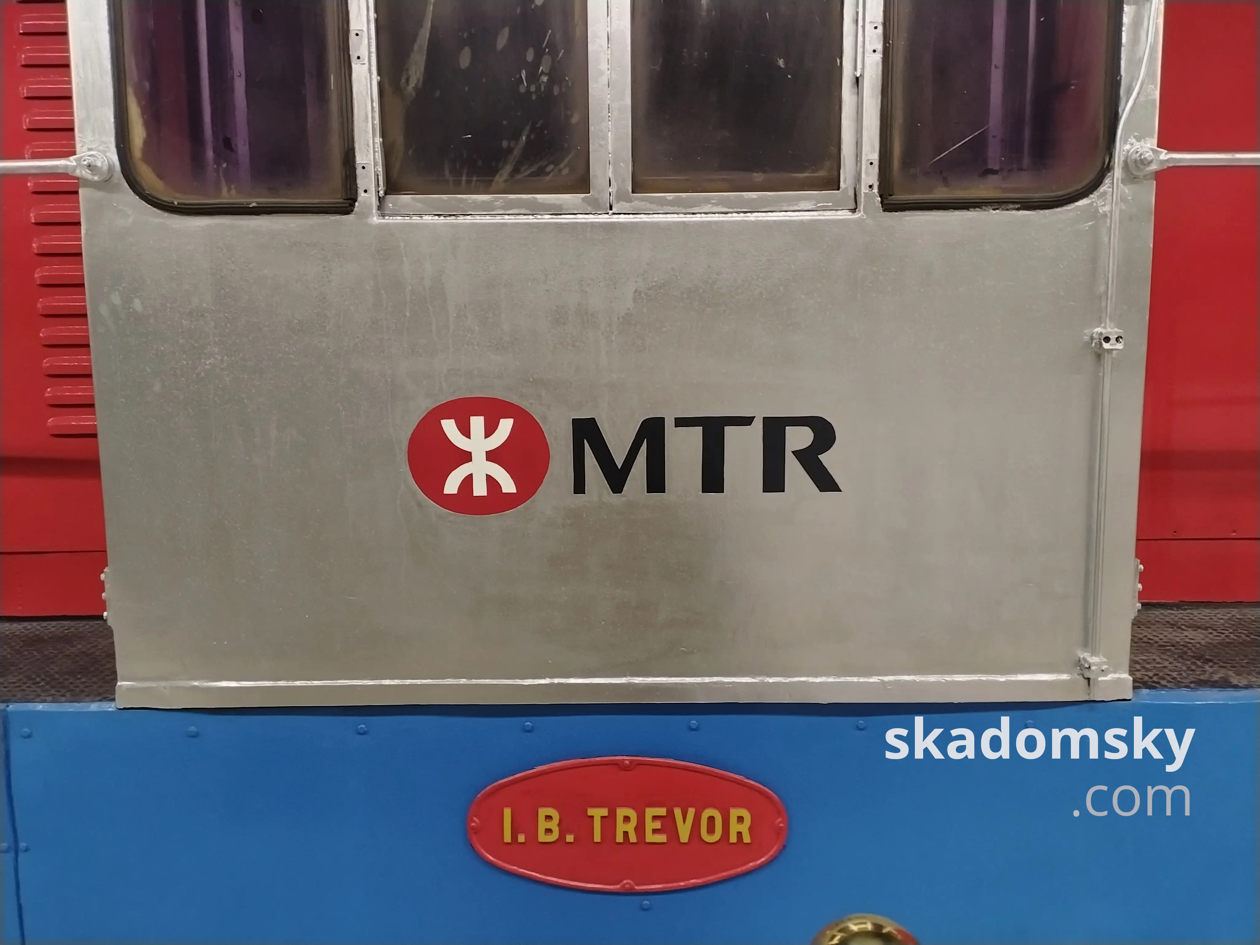 “柴头”上的港铁标志。下方的红色铭牌写着“I.B.TREVOR“。