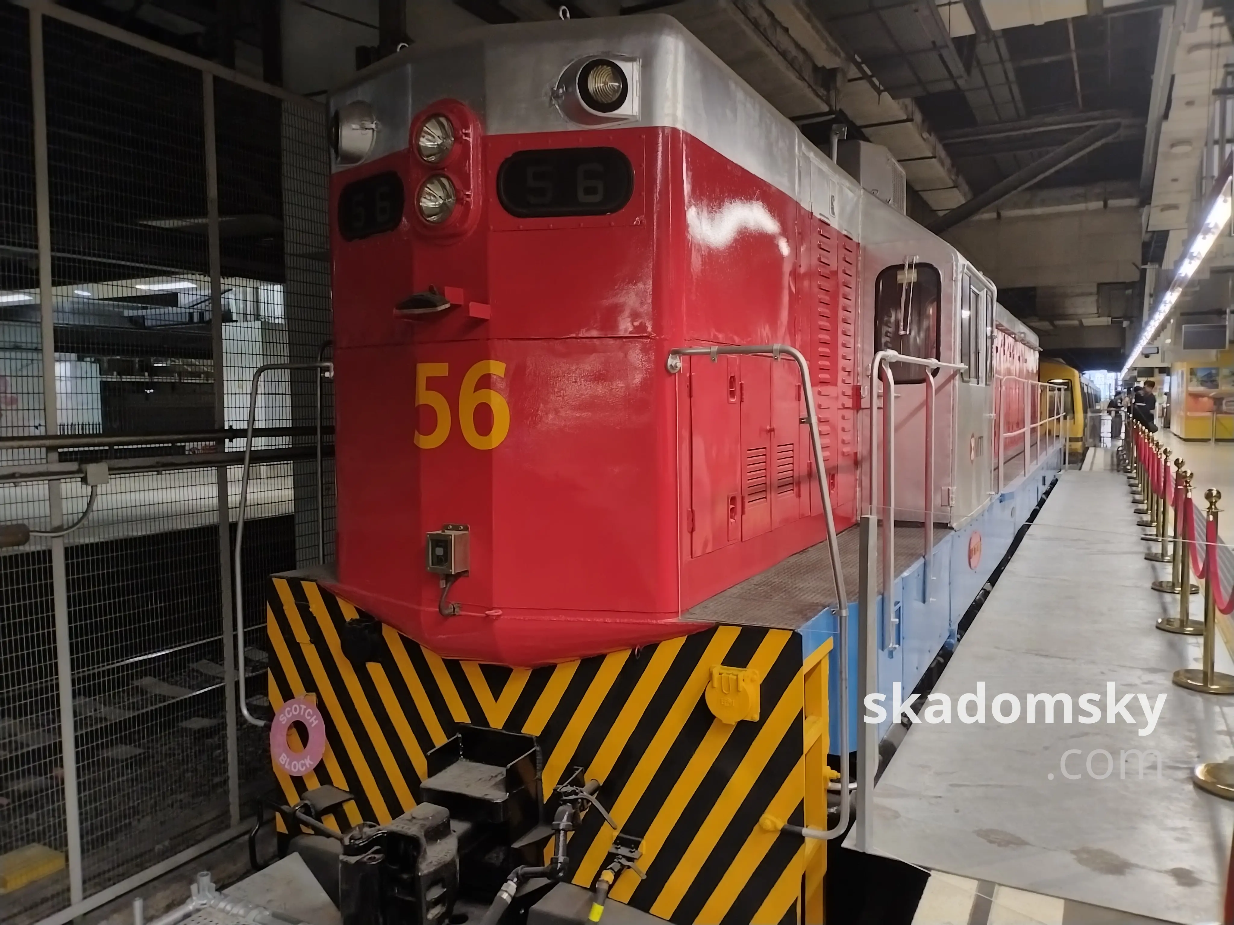 56号柴油机车。其后是“黄头”。