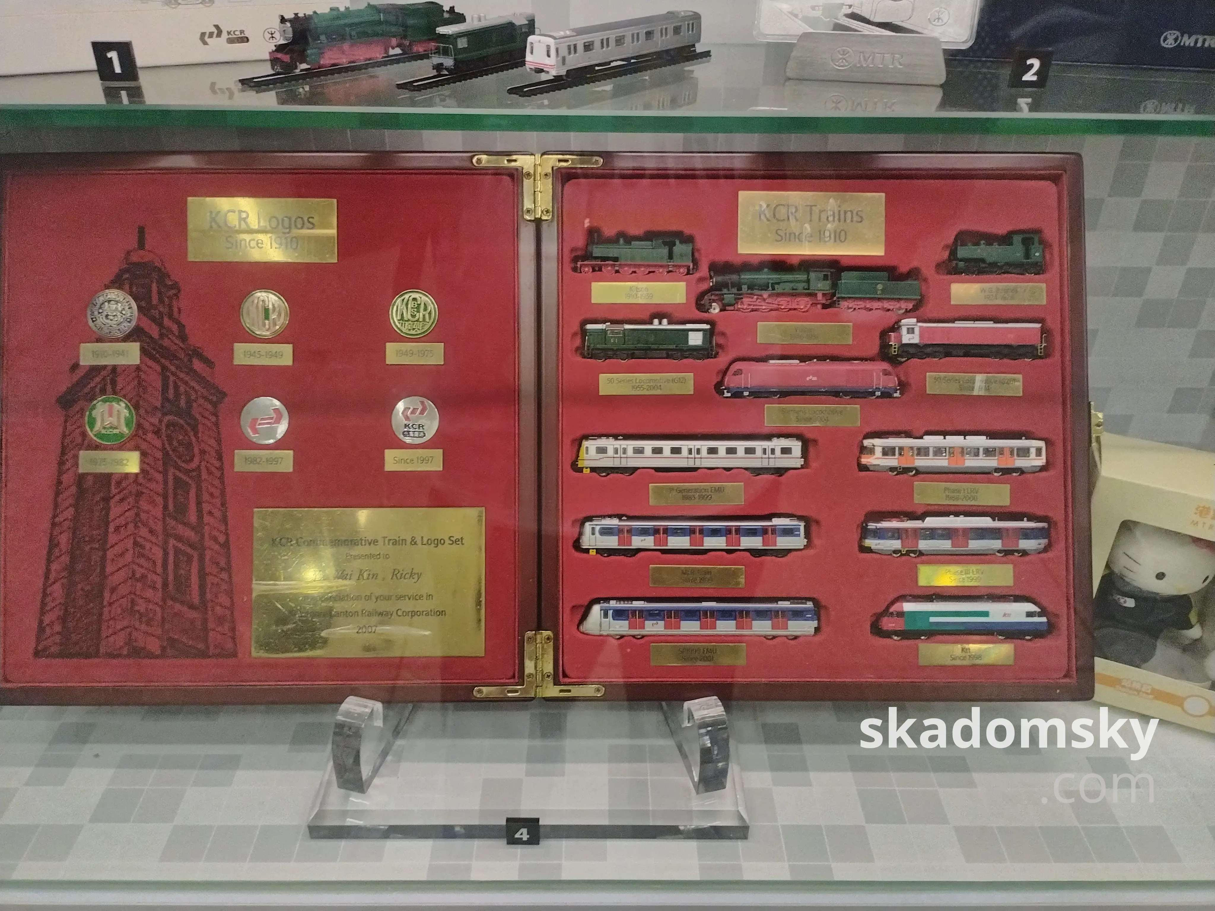 九广铁路公司的列车车模,置于一个木质盒子里展示。