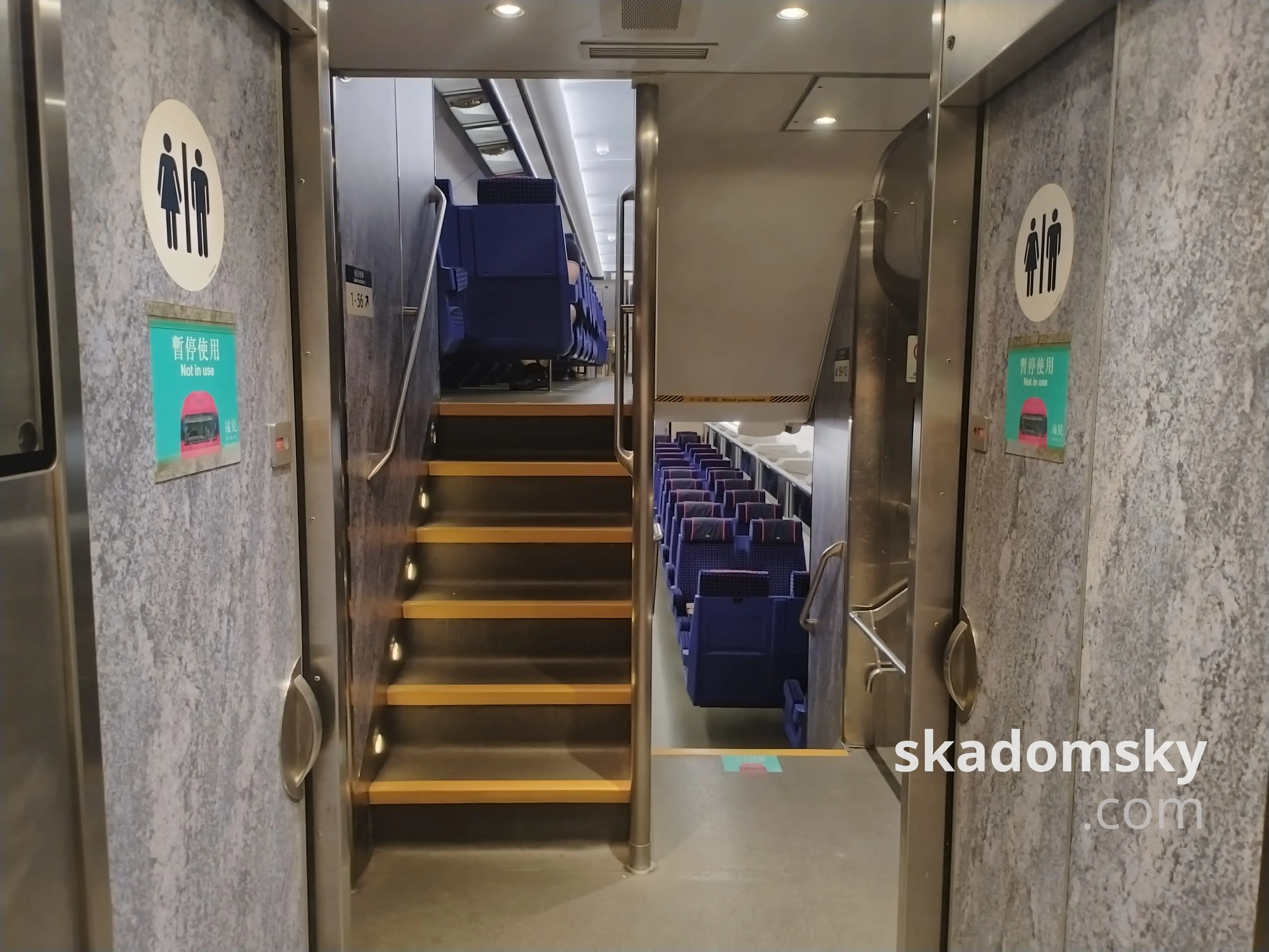 一等座车厢的上下区域连接区,两侧是已关闭的厕所。