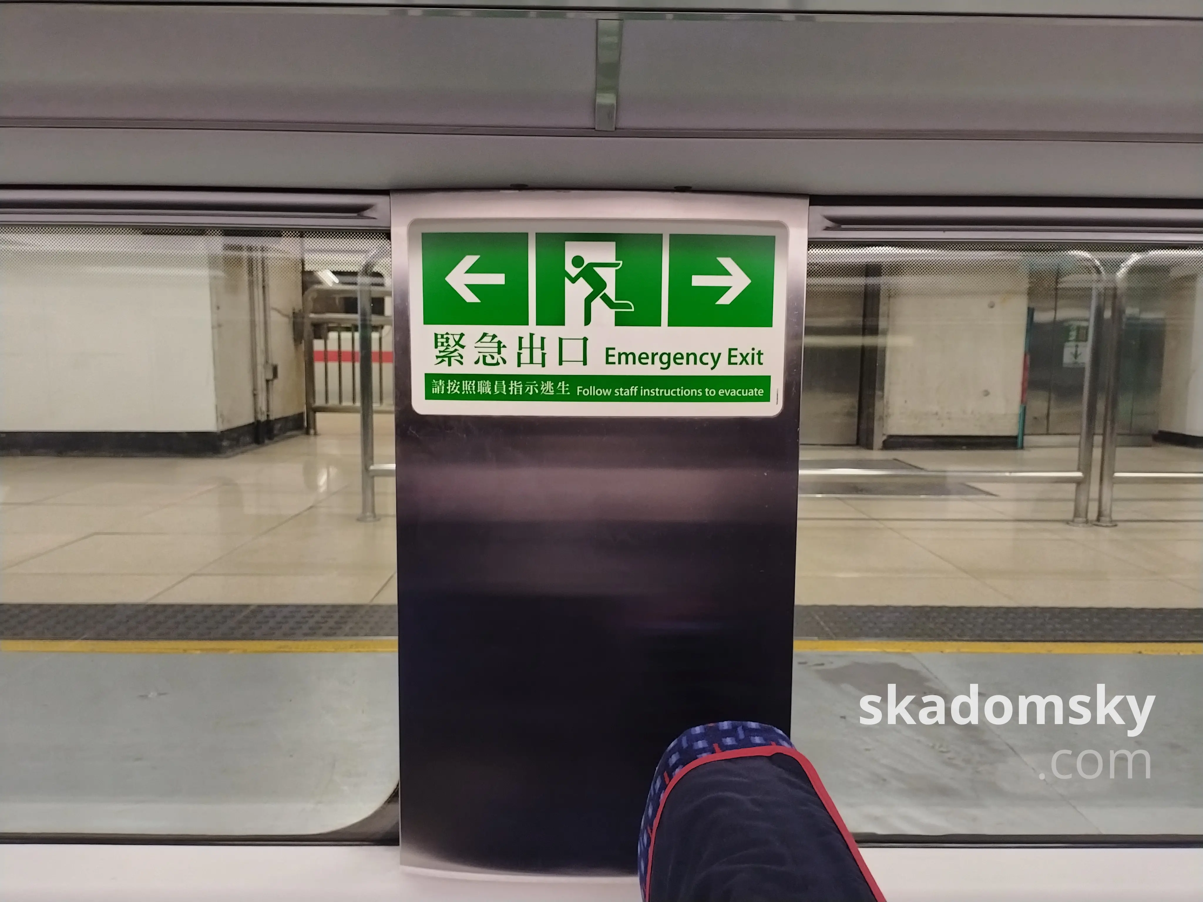 贴在车厢中间窗沿的紧急出口标志。