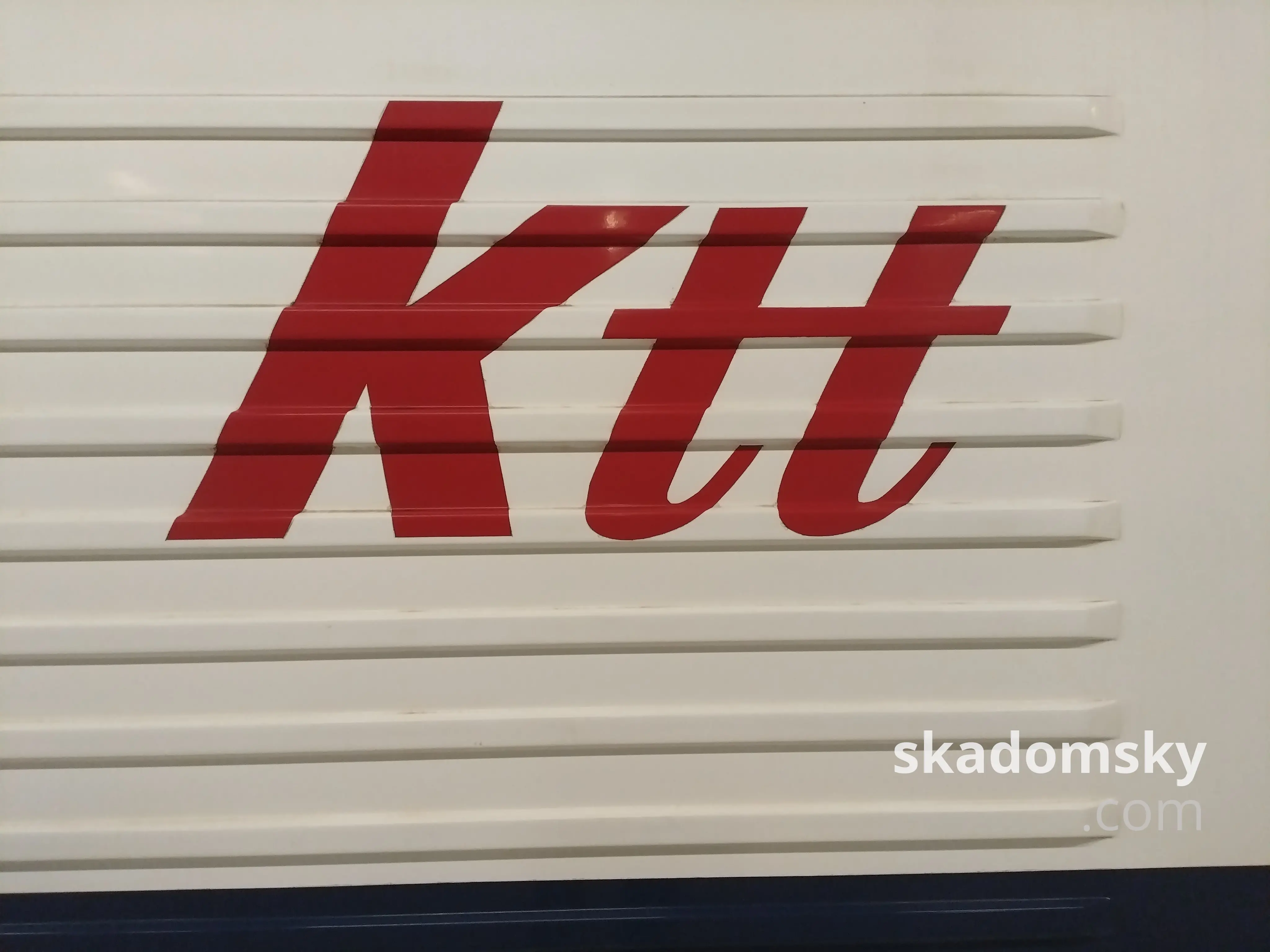 印在车头上的红色ktt标志。