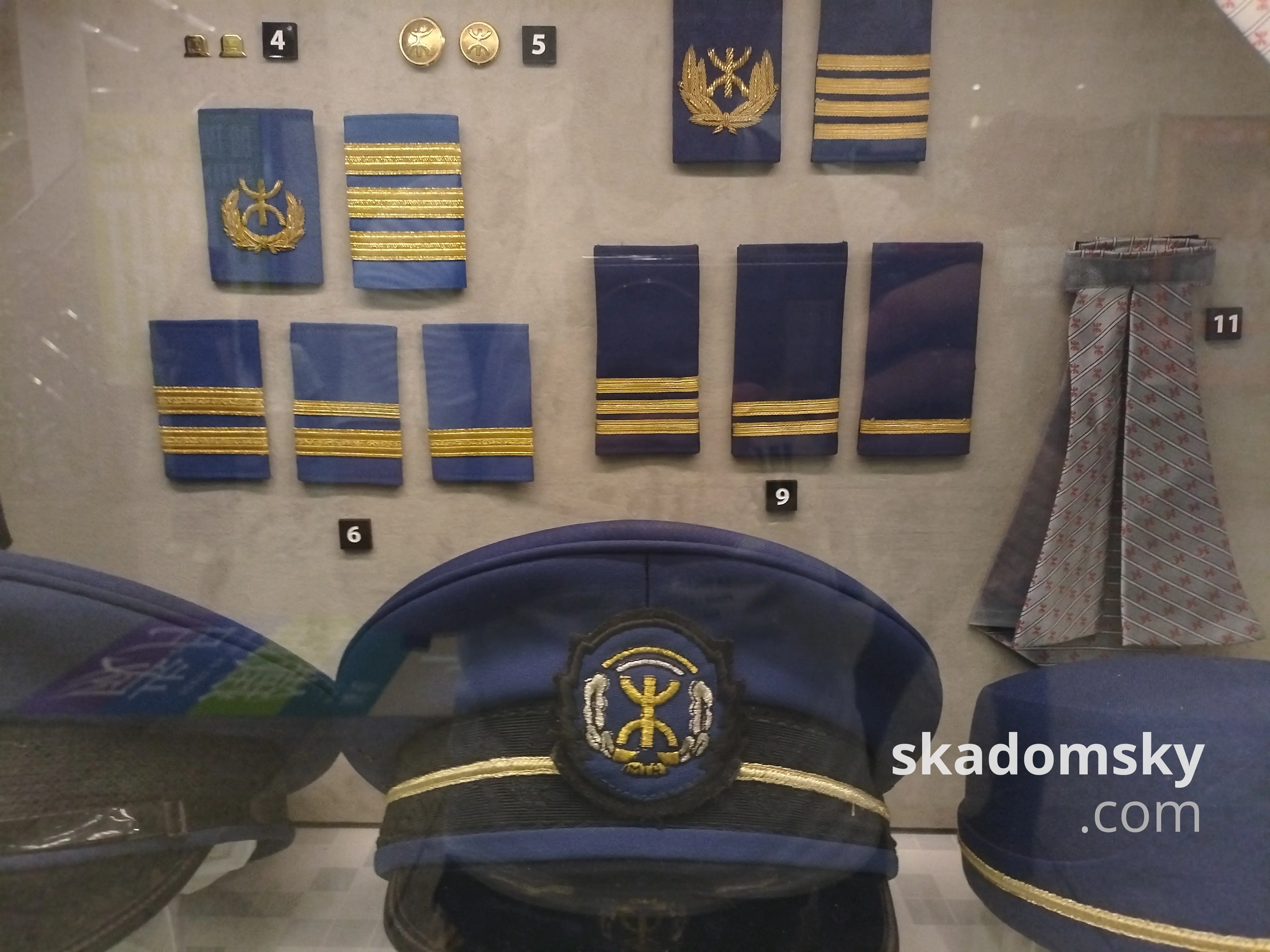 地下铁路公司的制服帽子、肩章和领结。