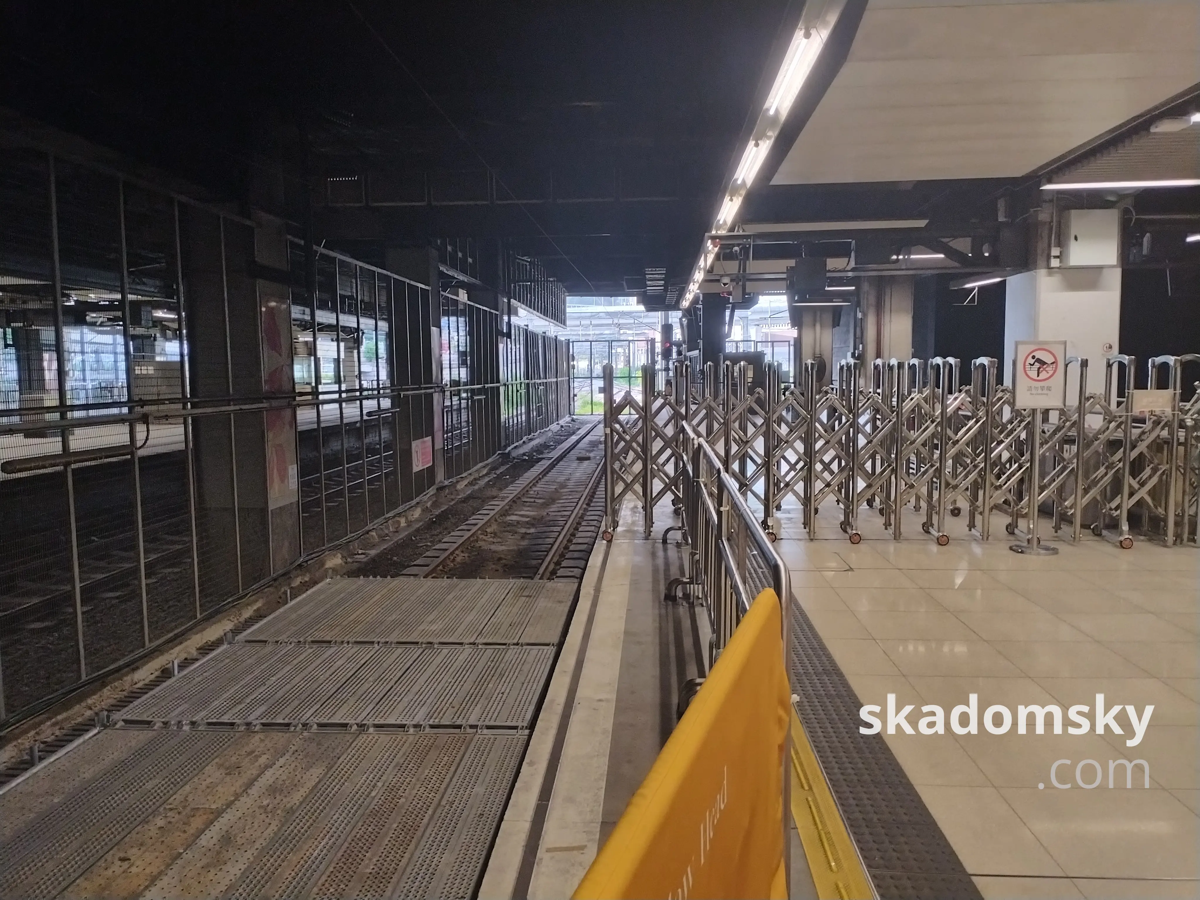 直通车站台边上眺望铁轨通向的出口。