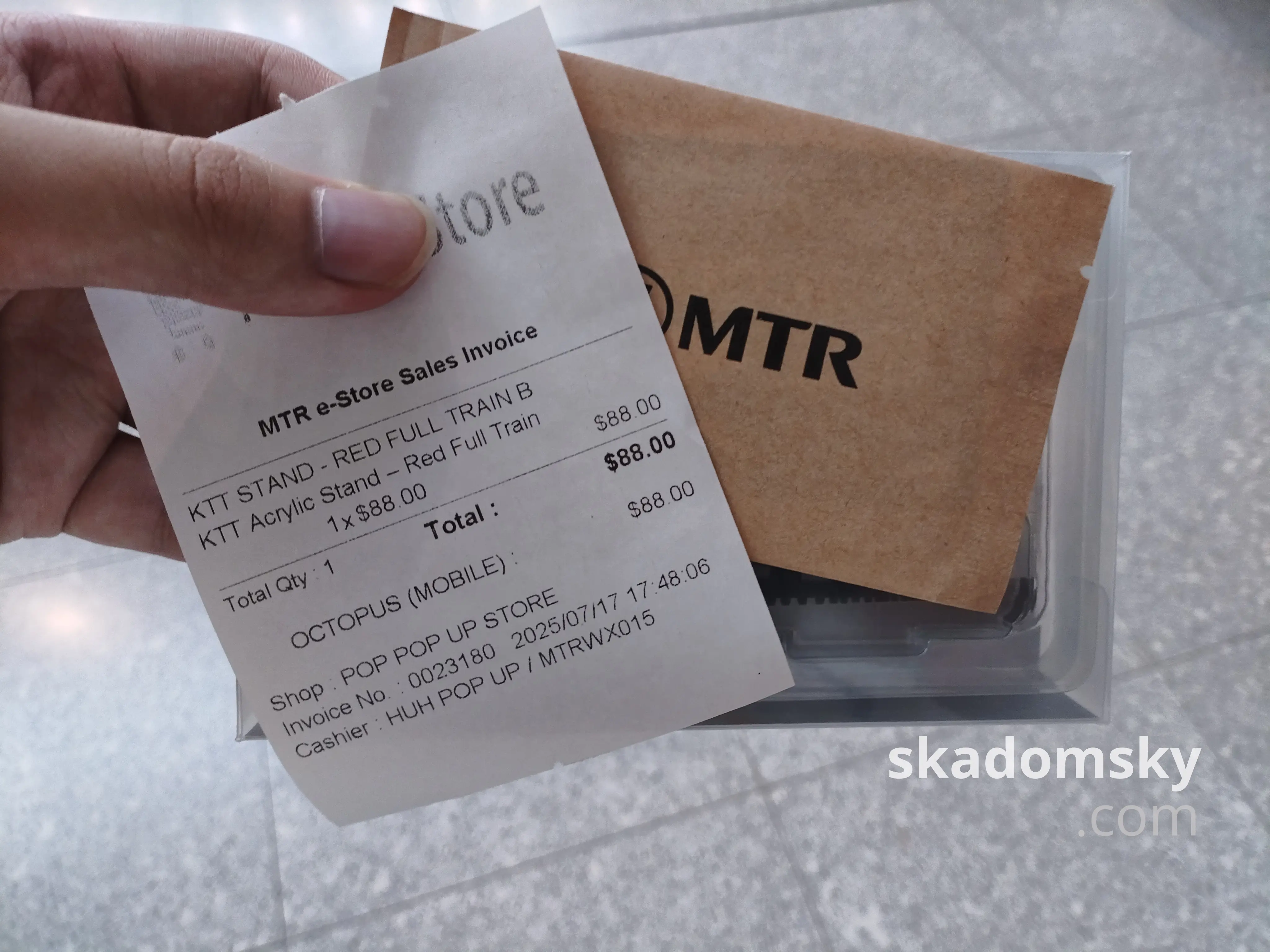 港铁纪念车票和ktt列车立牌。