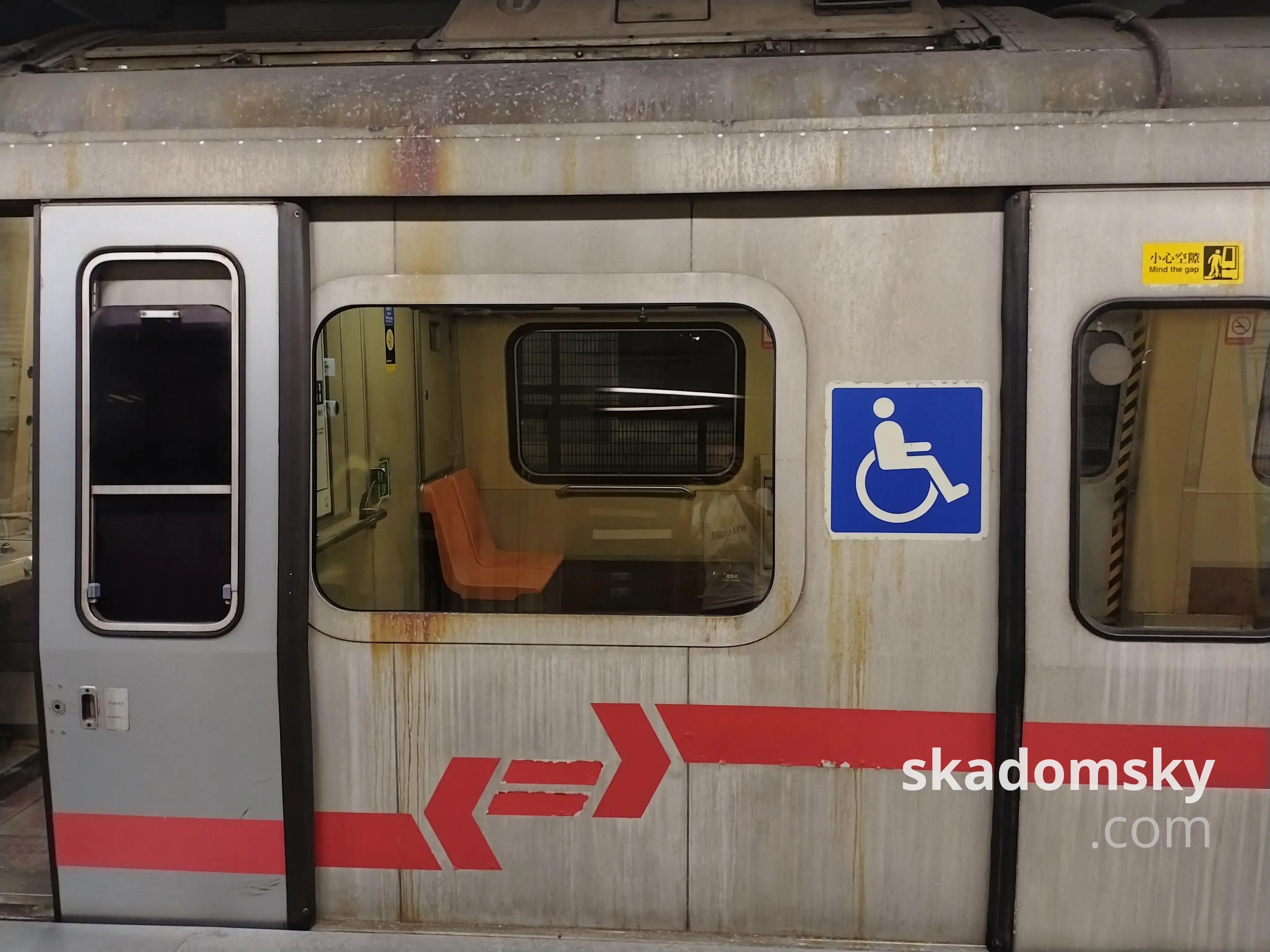 “黄头”列车上的九广铁路标志。右上方贴有蓝色的残障人士标识。