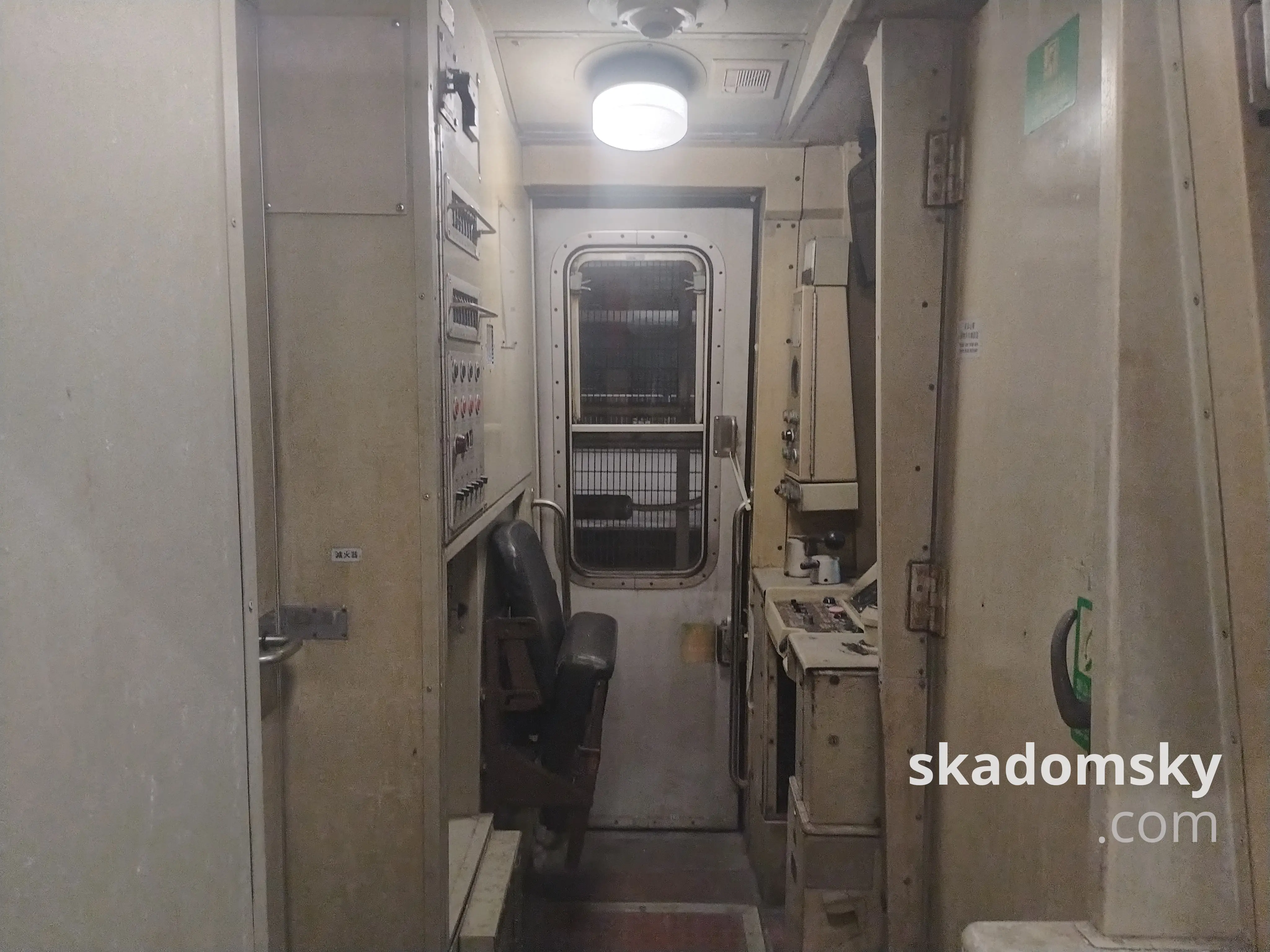 “黄头”的驾驶舱,可见列车长座位和操纵杆。