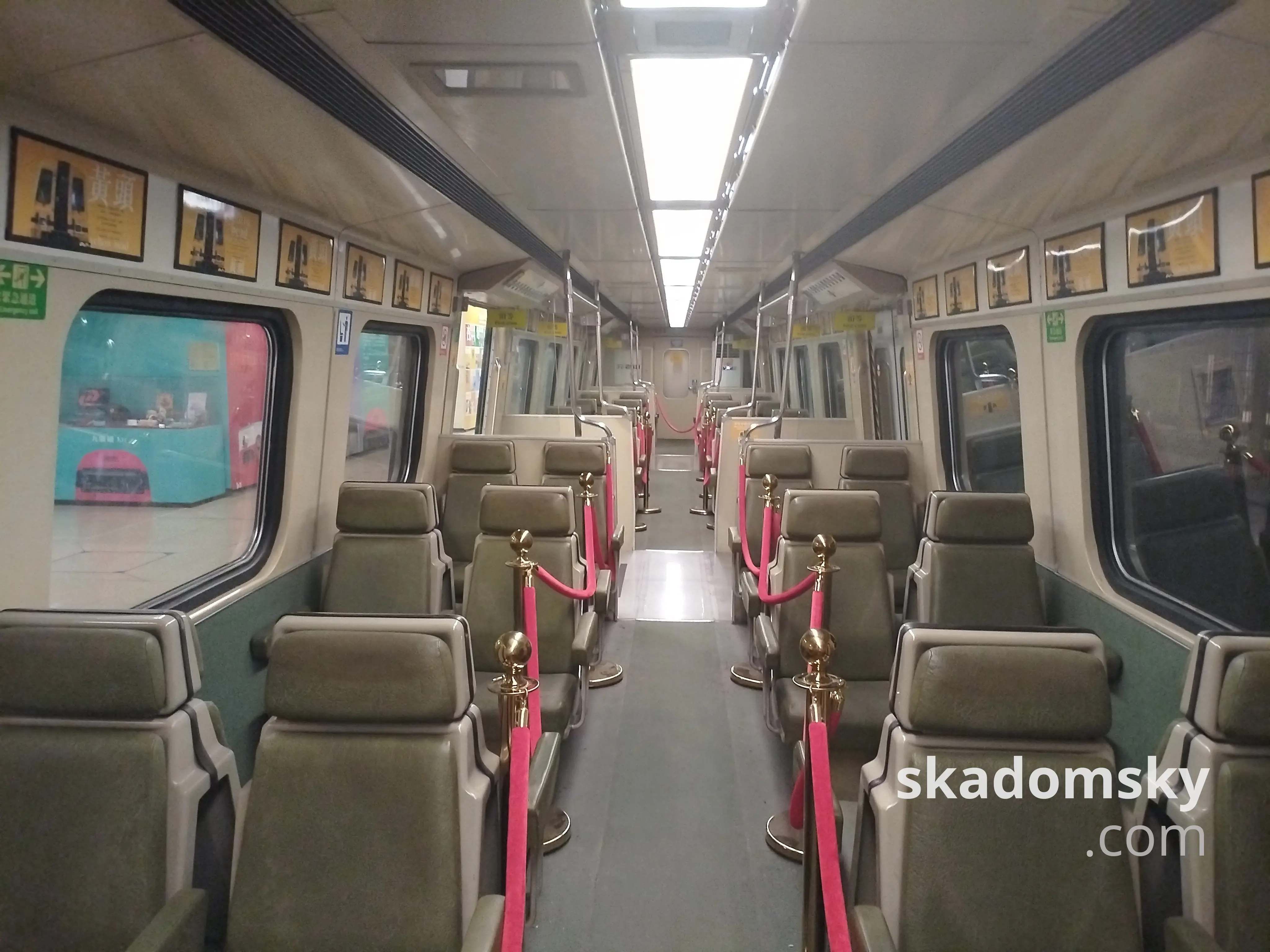 “黄头”的头等车厢,真皮座椅侧方放置了隔离带。