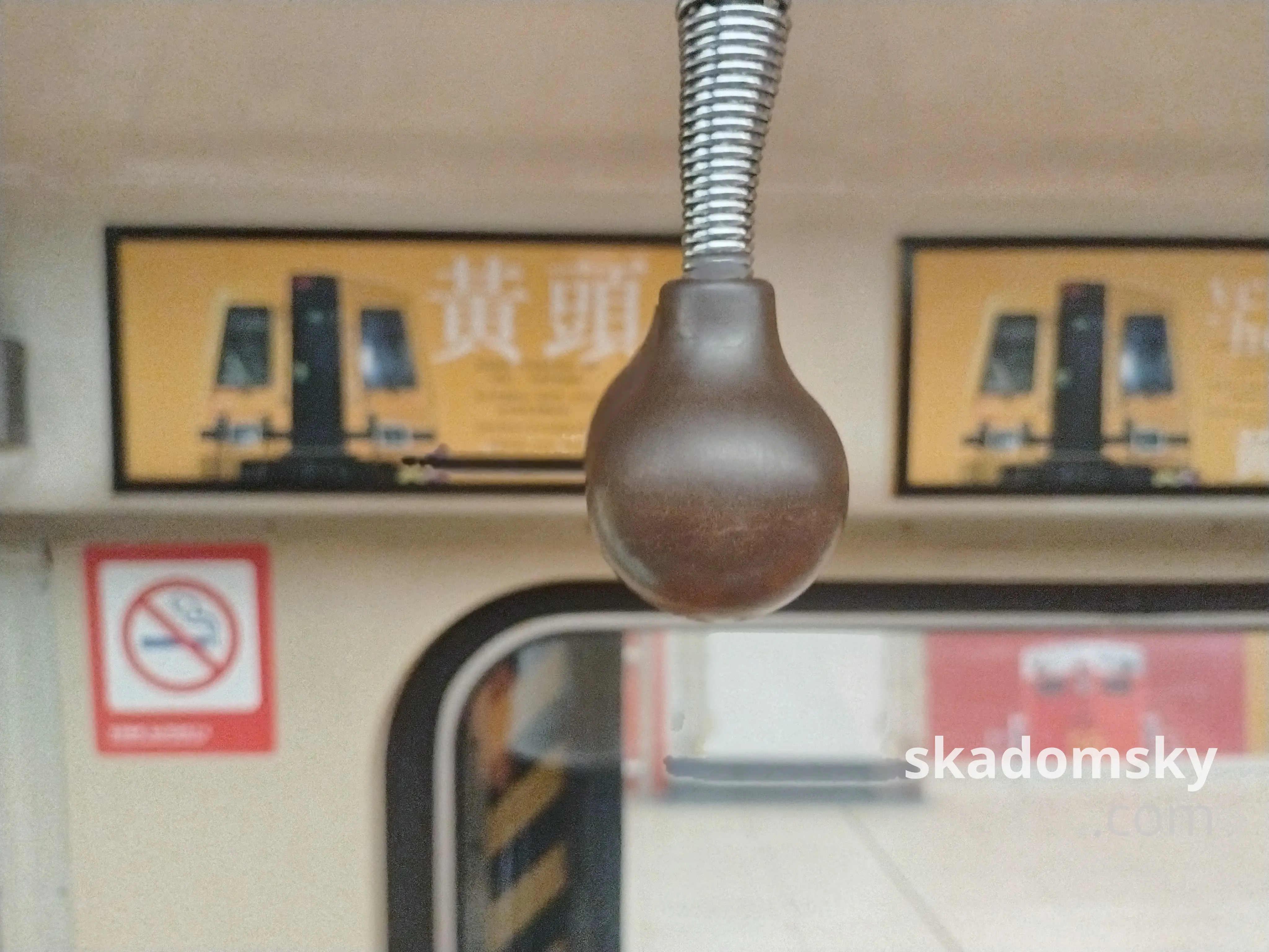 挂在上方的塑料球形扶手,由弹簧连接。