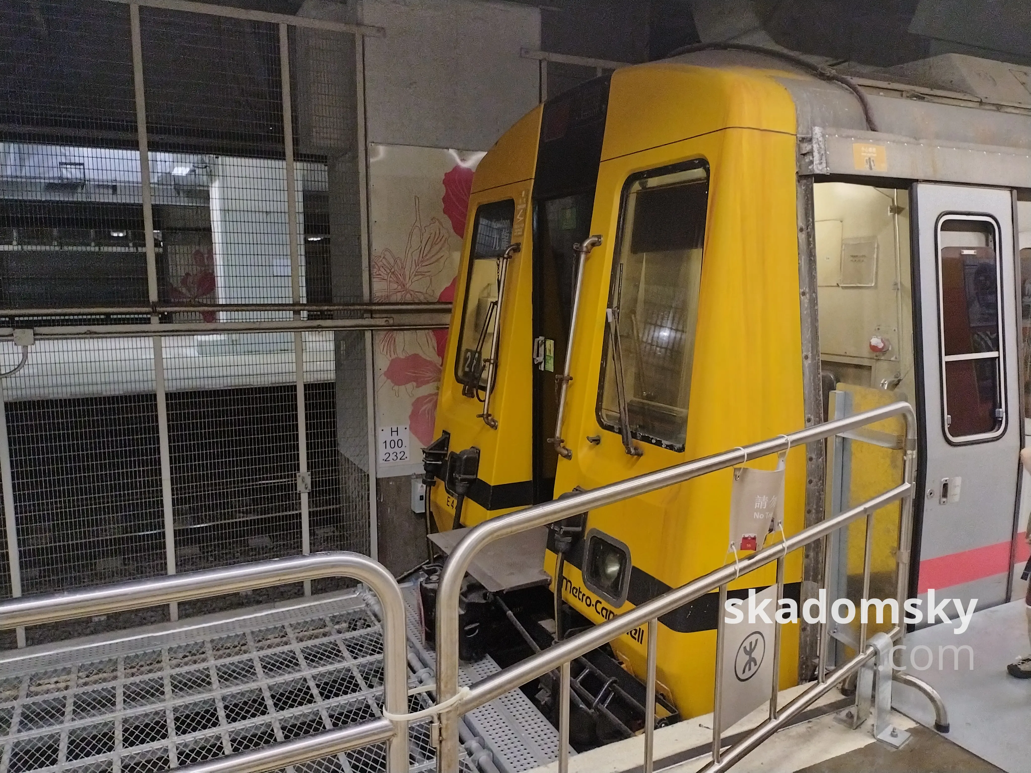 停放在站台边上的“黄头”。