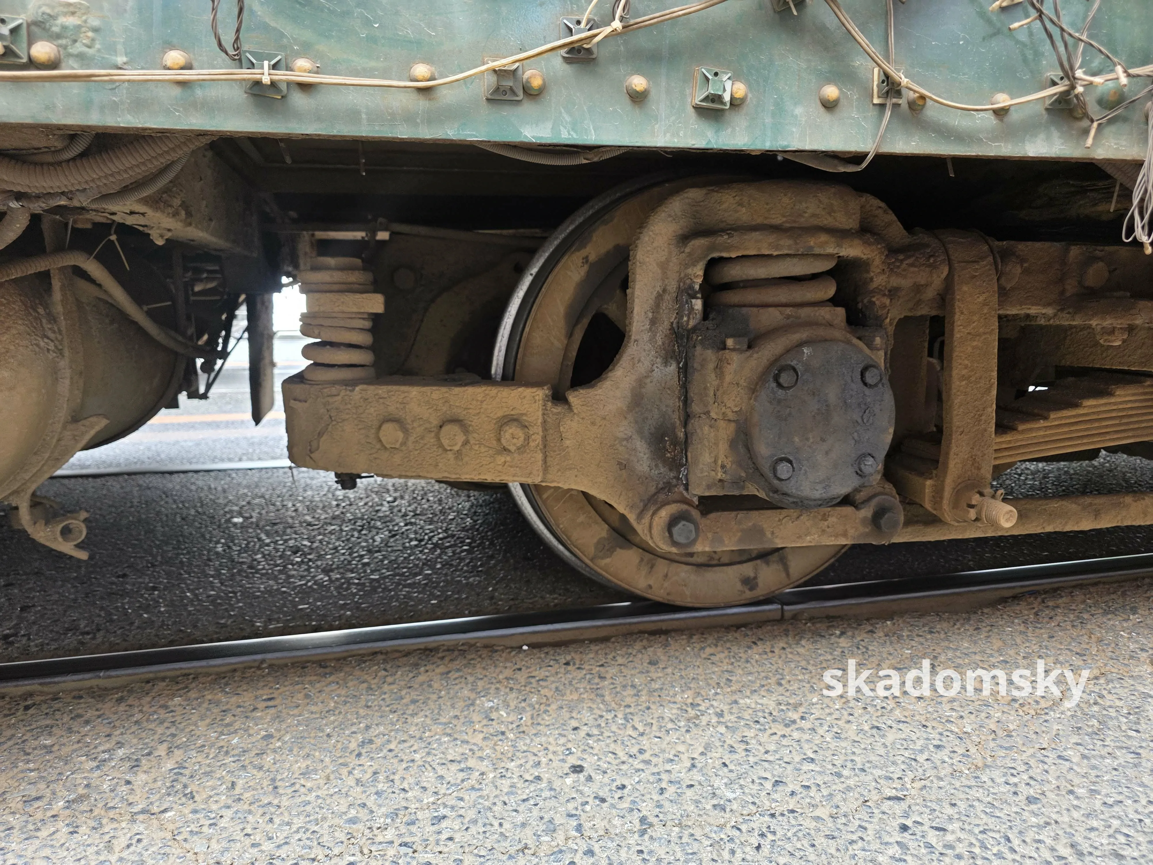 电车的底部，可以看到锈迹斑斑的转向架。