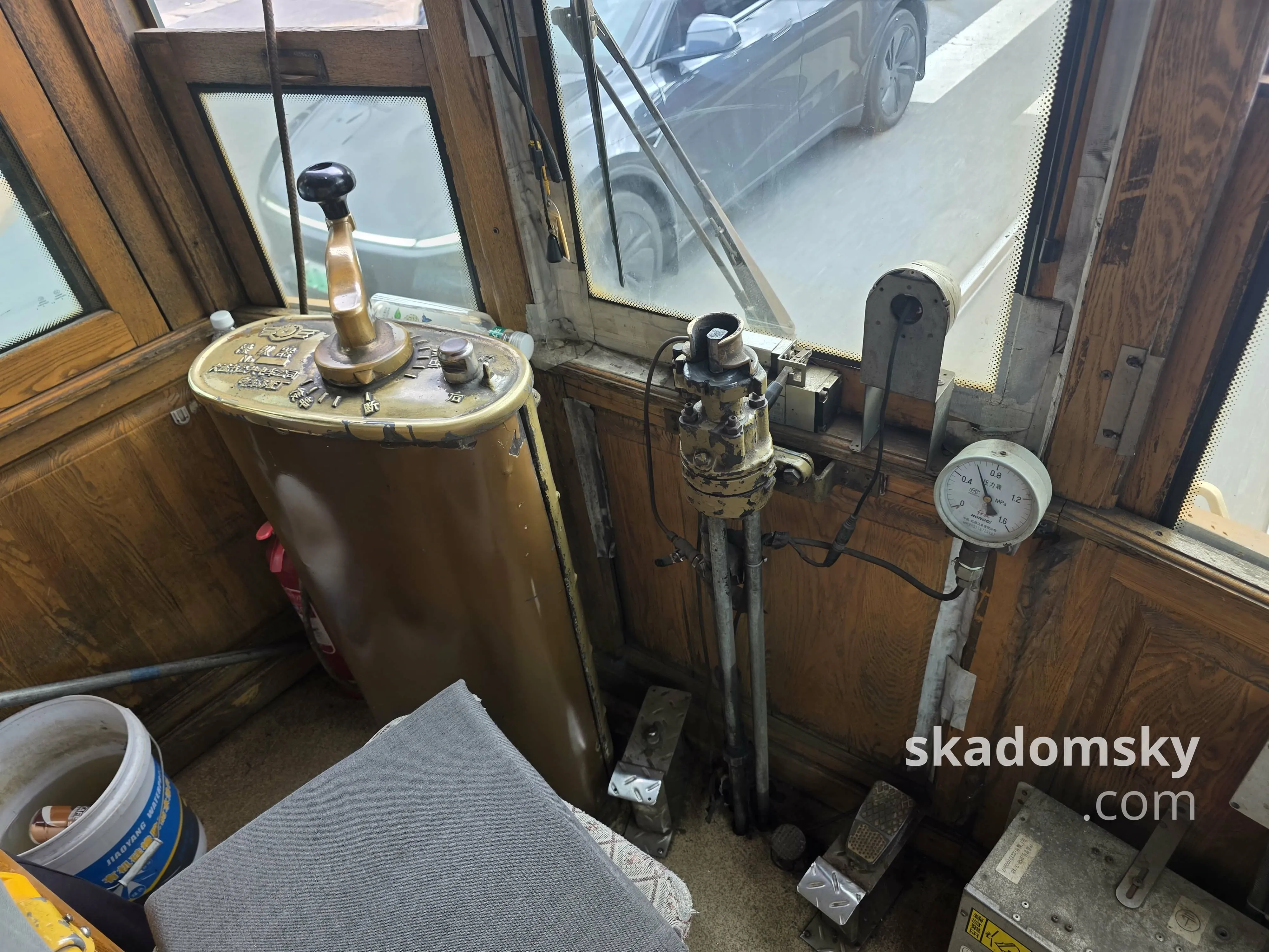 司机驾驶区域。左边是操纵器，右边是压力表。座椅的下面有两个金属踏板。