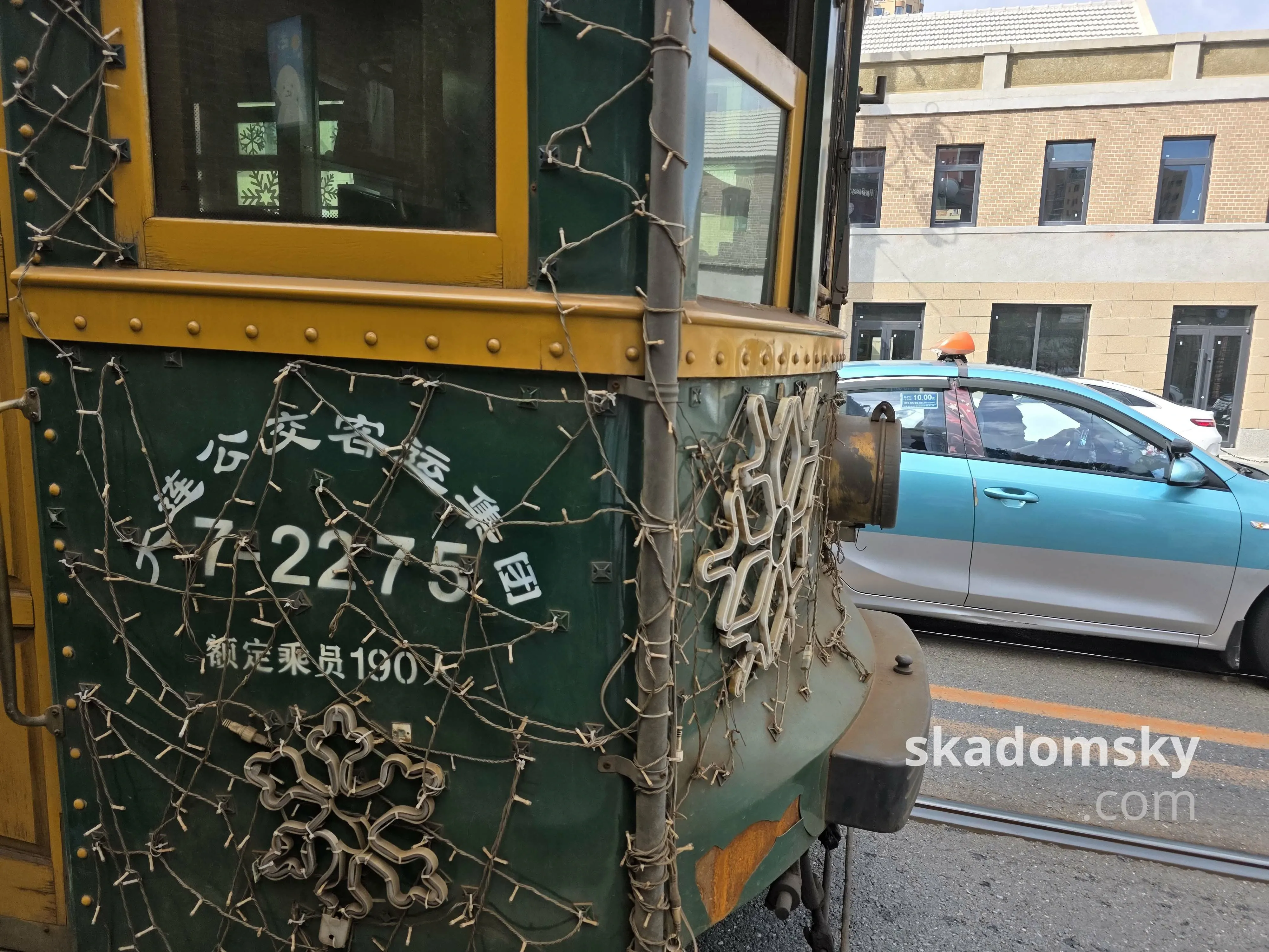 电车的前侧面，上面标注：大连公交客运集团 7-2275 额定乘员190人。