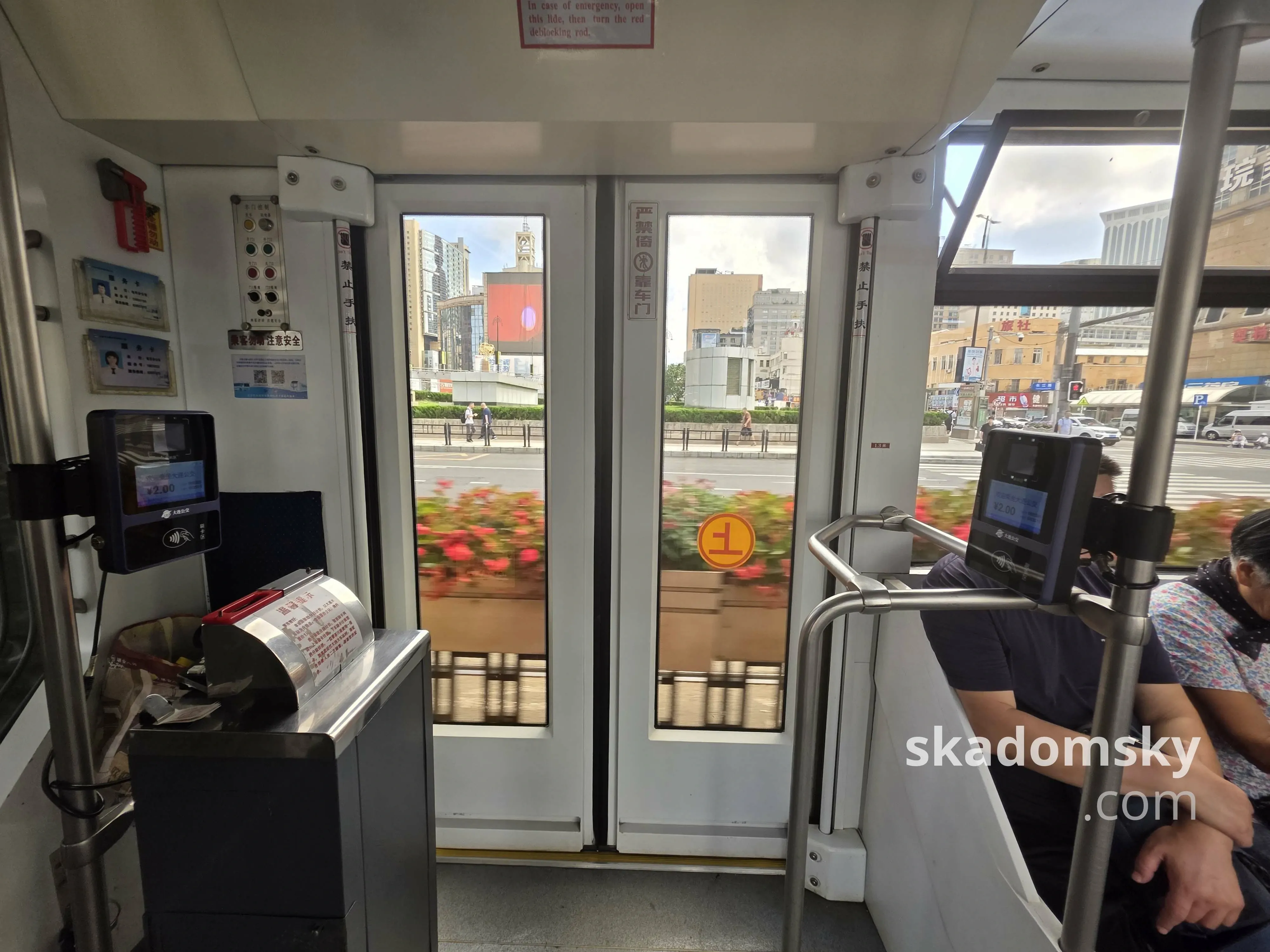 有轨电车的双开车门，左右侧都安装有刷卡机，左下角是投币器。